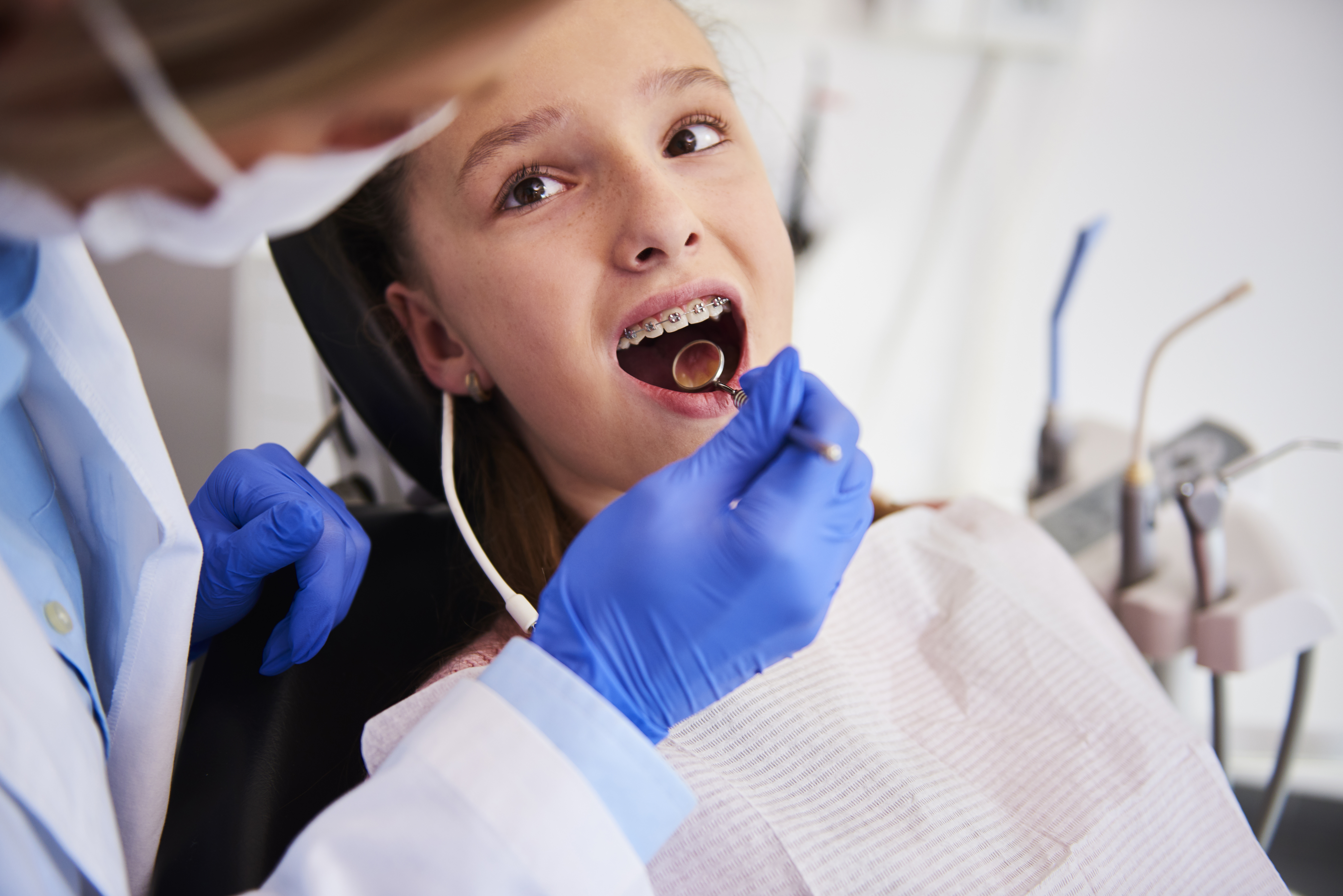 Врач ортодонт что это. Детская стоматология ортодонт. Ортодонтия в стоматологии детская. Ребенок у ортодонта. Ребенок у стоматолога.